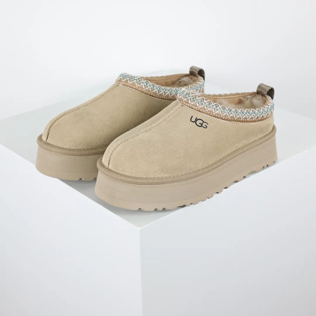 Copy price 💰560 Core recommendation of good price 5cm thick sole, independently developed original outsole, cashmere insole, keeping warm in winter, suitable for home use. In the new year, uug launched a style series, which is partially geared towards the preferences of young consumers. It has also moved to the forefront of fashion trends. Shoe body material, water-repellent coated suede upper, 17 mm UGGPURE™ implanted wool insole, lightweight non-slip and comfortable rubber outsole, with brand LOGO and trademark, with full package Size: 35 36 37 38 39 40 41 42